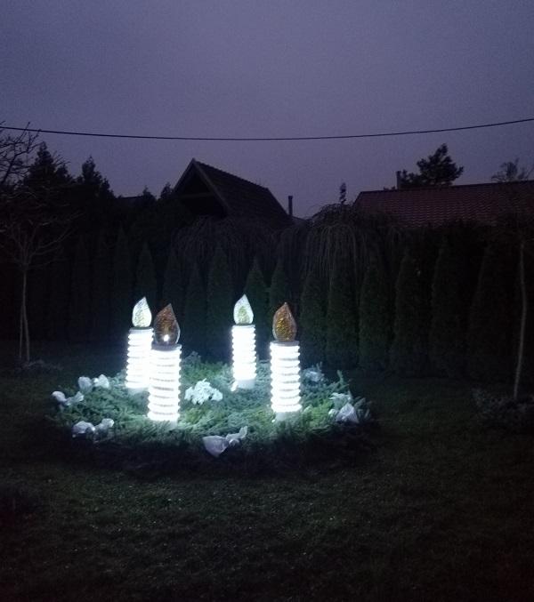 adventrný veniec v&nbsp;noci